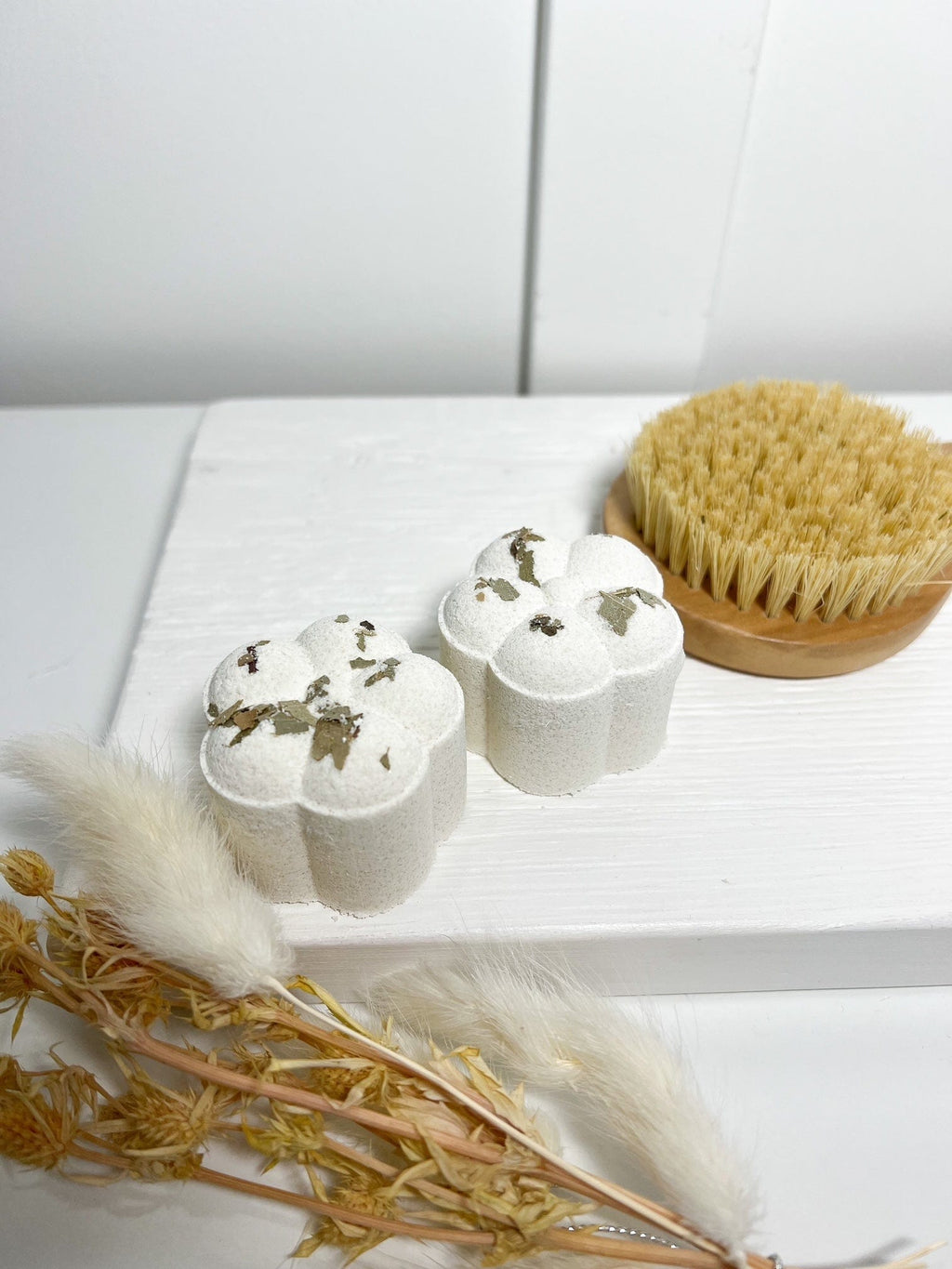 Ivy Lynne Home Shower Steamer Lavender - 60 g cream color topped with lavender buds Shower steamers