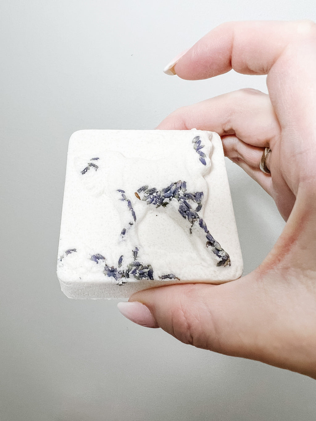Ivy Lynne Home Eucalyptus - White Flower with Eucalyptus leaves 60 grams Shower steamers